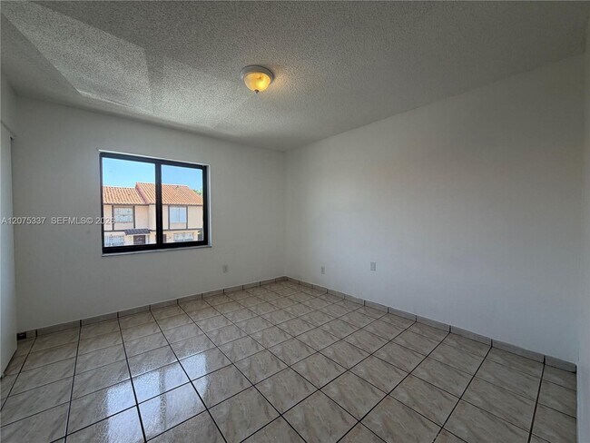 Building Photo - 4106 W 11th Ct