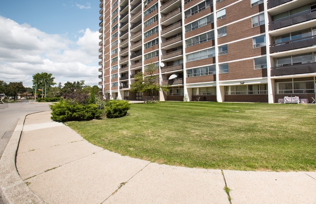 Photo du bâtiment - 1 BD Fully Renovated Prime Etobicoke