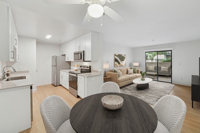 Paquete renovado I: cocina, sala y comedor con pisos de superficie dura. - Avalon Mountain View