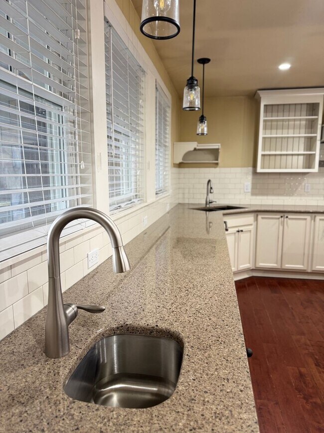 Building Photo - Stunning 4 Bedroom 2.5 bath home on over an acre near the city!