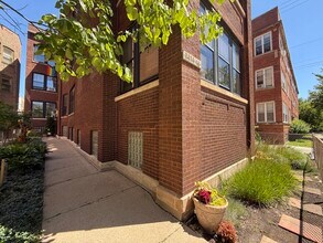 Building Photo - 1416 W Farragut Ave