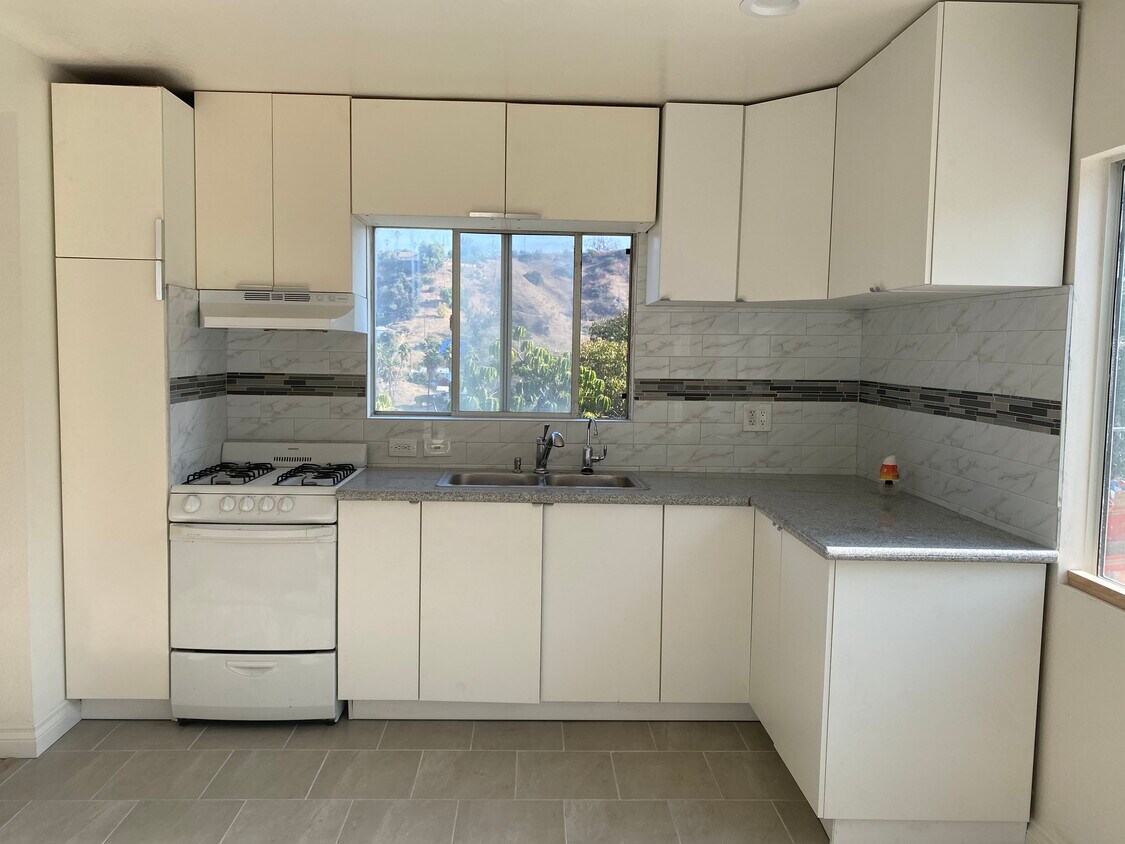 NEW kitchen cabinets, granite countertop, garbage disposal, water filter, - 4400 Tourmaline St