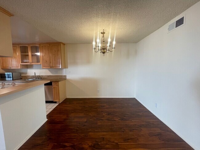 Building Photo - 5330 Zelzah Ave