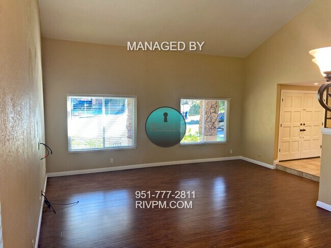 Foto del edificio - Beautiful 4-bedroom, 3-bathroom home located in the highly desirable Canyon Crest neighborhood.