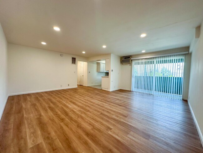 Foto del edificio - 2255 Montrose Ave