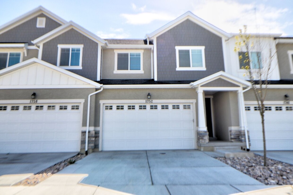 Foto principal - 4 Bedroom Exchange Townhome
