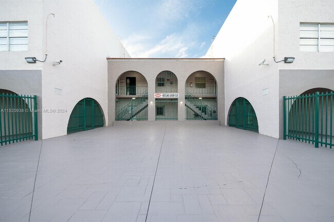 Foto del edificio - 1350 W 53rd St