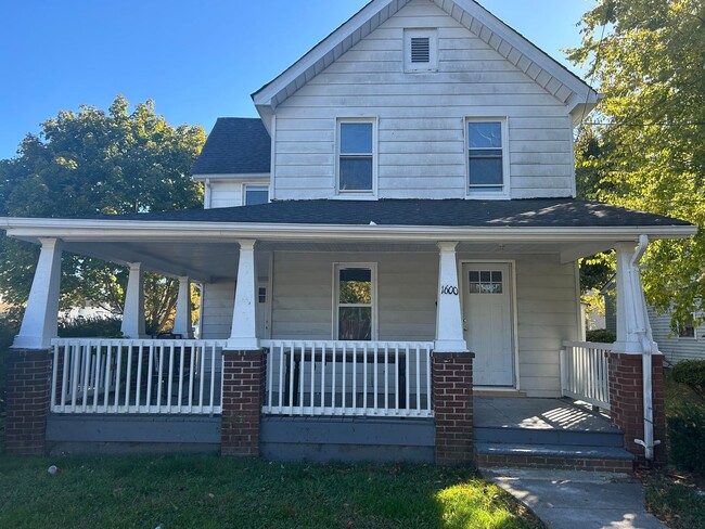 Building Photo - Newly Renovated 5 Bedroom 2 Bathroom Singl...