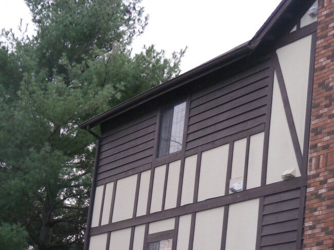 Building Photo - 8 Rollingwood Dr