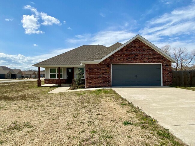 Building Photo - Lovely 3 Bedroom Home Ready NOW! Pets Welc...