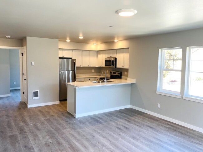 Building Photo - 3 Bedroom, 1.5 Bathroom in Barkley Neighborhood!