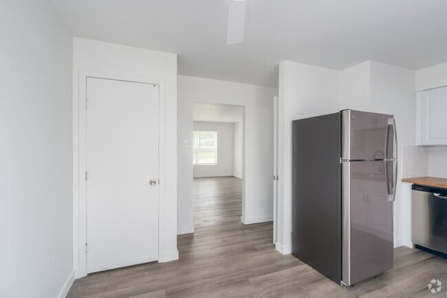 2BR, 2BA - 1,440SF - Dining Room - Chez Paree Apartments and Townhomes