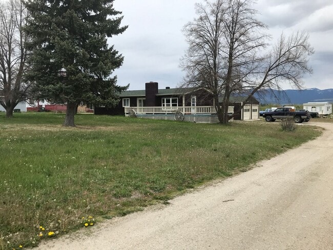 Building Photo - 4 bed 3 bath Hamilton home with 2 car garage!