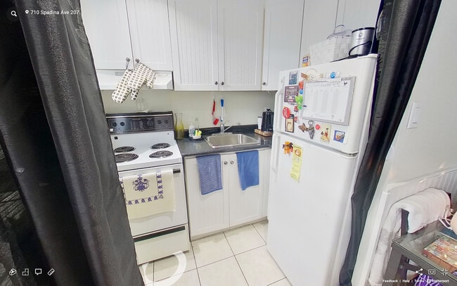 Kitchen - 710 Spadina Av