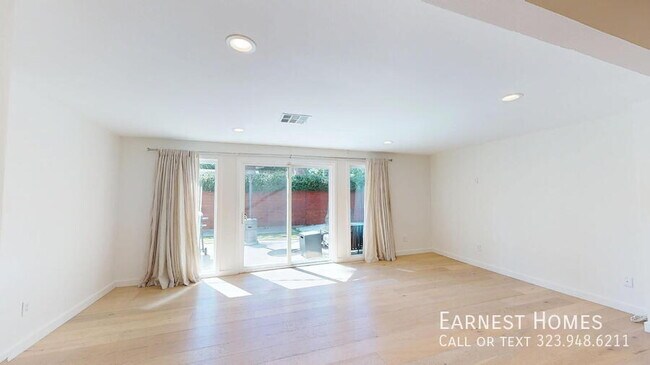 Foto del edificio - 8551 Wilbur Ave