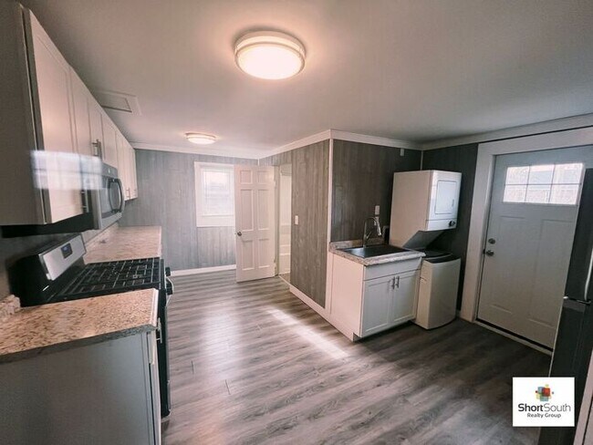 Building Photo - Updated 4 Bed 1 Bath Townhouse
