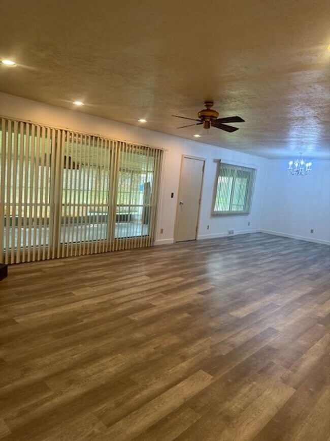 Foto del edificio - Spacious 3 Bedroom Home on Large Corner Lot with Sunporch!