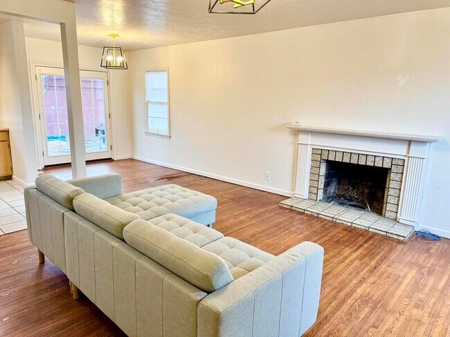 Building Photo - 758 American Beauty Dr