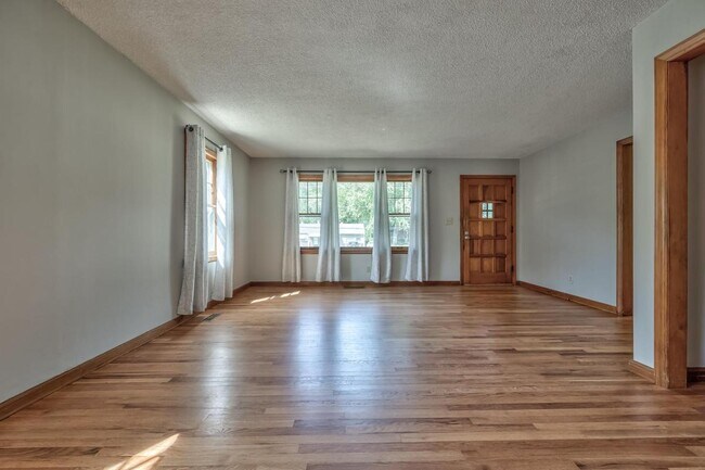Building Photo - 2435 S 47th St