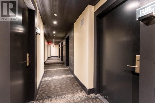 Photo du bâtiment - 290 Adelaide St W