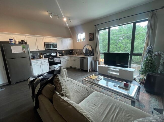 Building Photo - 2727 Houston Ave