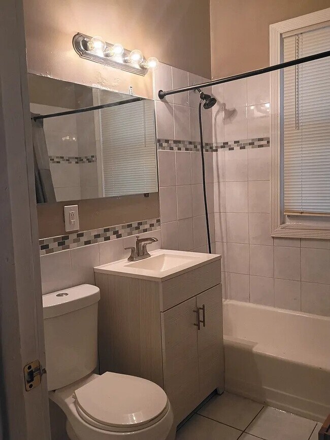Foto del edificio - 1268 W 71st St