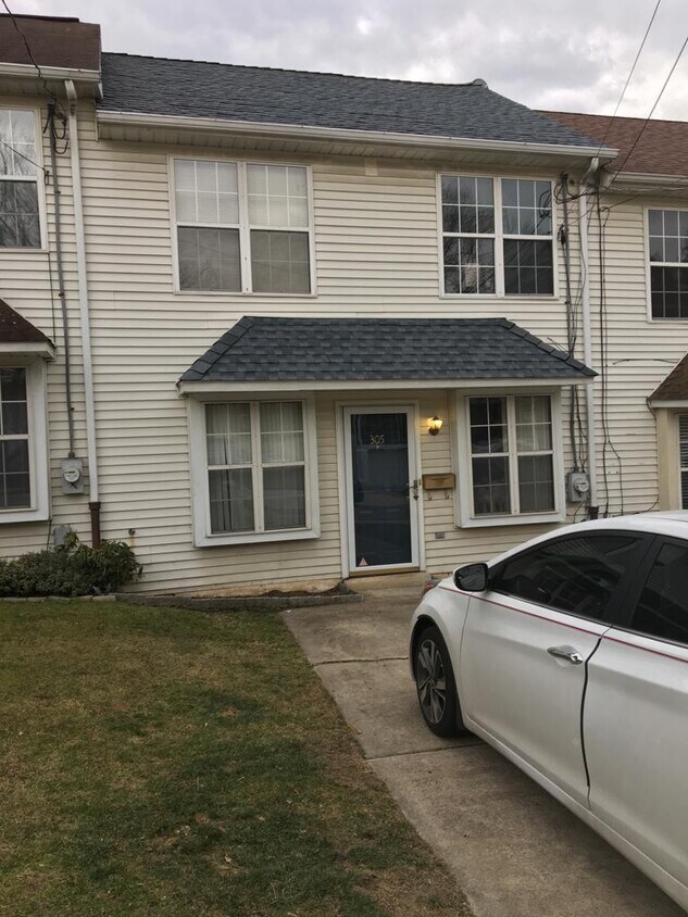 Primary Photo - 305 Ripka St