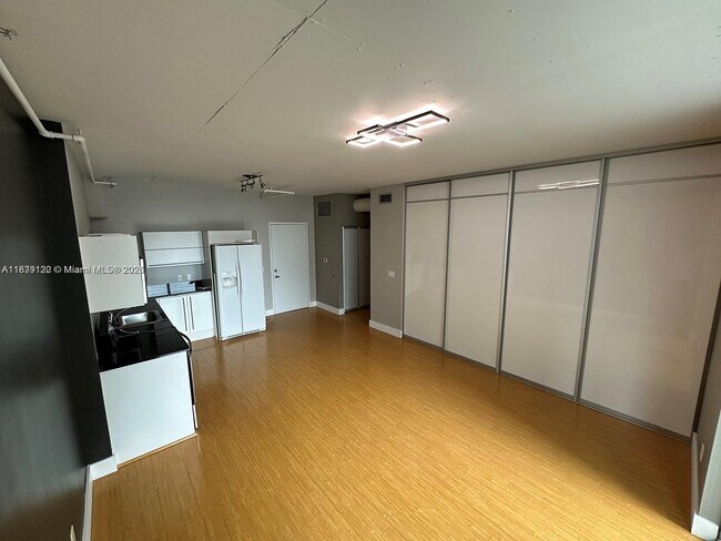 Foto del edificio - 690 SW 1st Ct