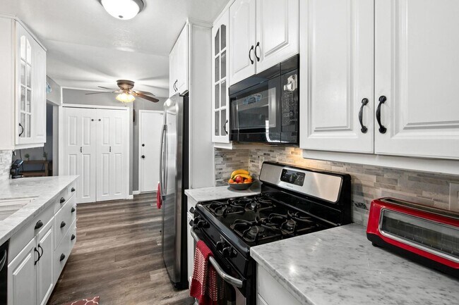 Foto del edificio - Beautiful, remodeled house with a pool & outdoor kitchen