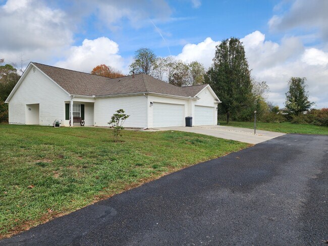 Afuera - 1445 Ford Rd