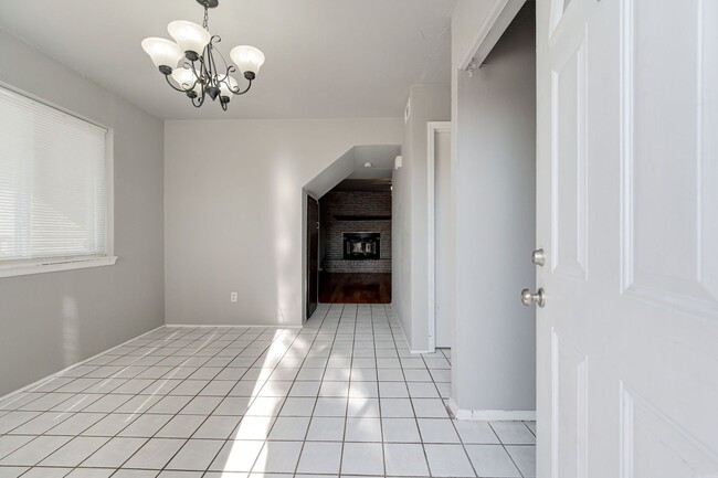 Building Photo - Cute Townhouse in the Heart of Norman! Min...