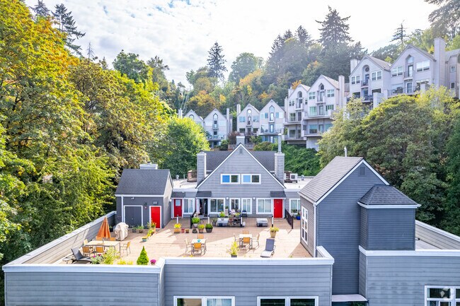 Exterior - Carlisle Condominiums