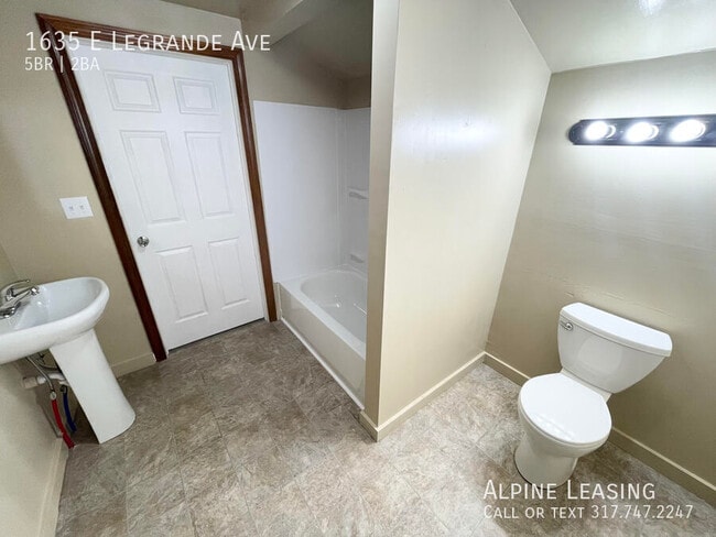 Building Photo - Large primary suite with walk-in closet & ...