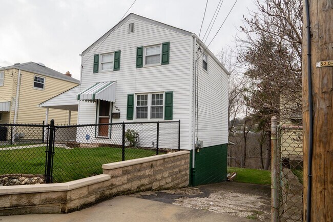 Foto del edificio - AVAILABLE JULY 1ST!! DON'T MISS this FANTASTIC home in a PRIME LOCATION!