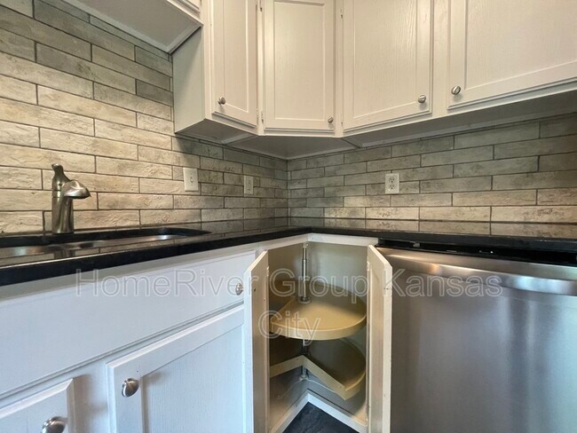 Building Photo - 1209 N Redwood Dr