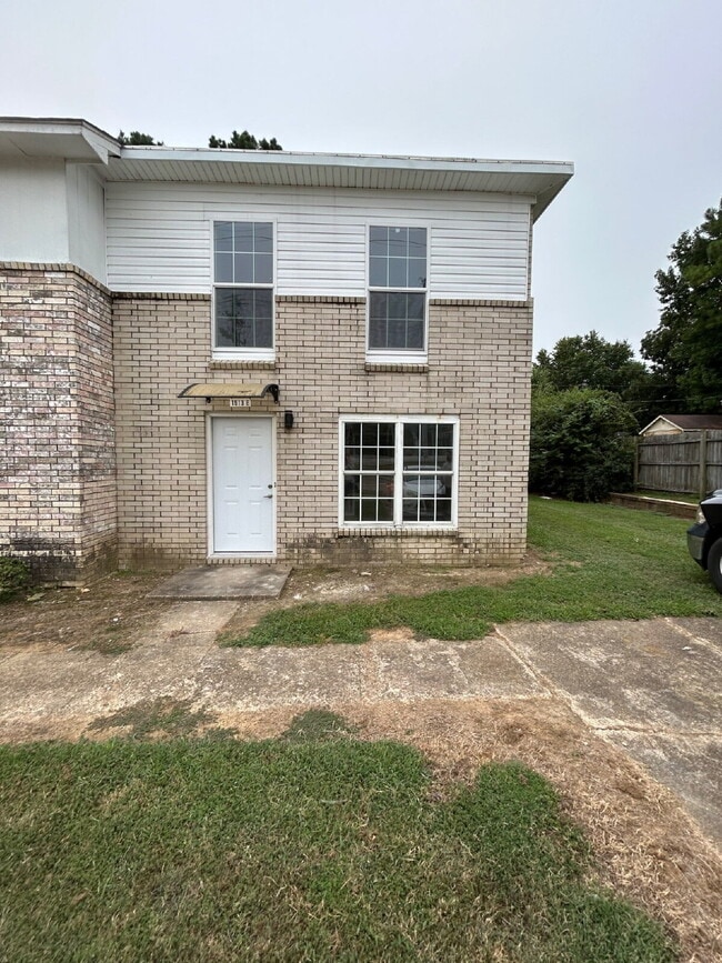 Building Photo - 1913 W Nettleton Ave