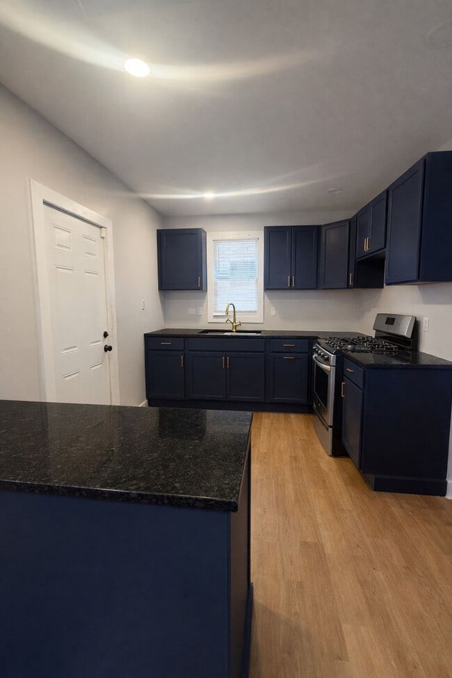 Building Photo - For Lease : 5 bedroom 1 1/2 bathroom fully renovated home in nice area. Call KPM 313-429-3244