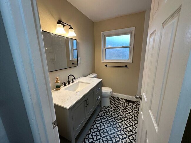 Building Photo - Updated 3 Bedroom/1 Bath Ranch Home in Flo...