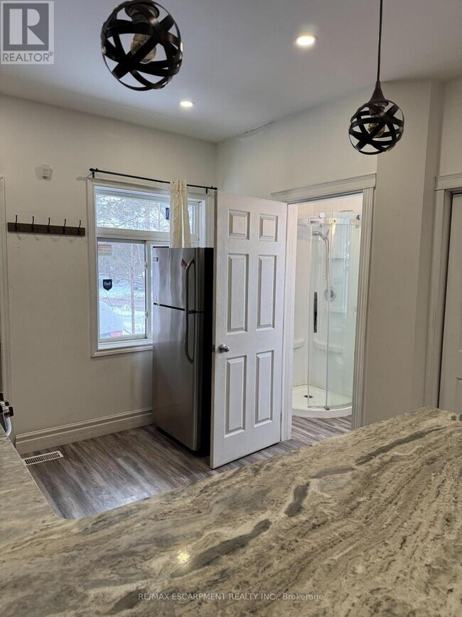 Building Photo - 1152 King St E