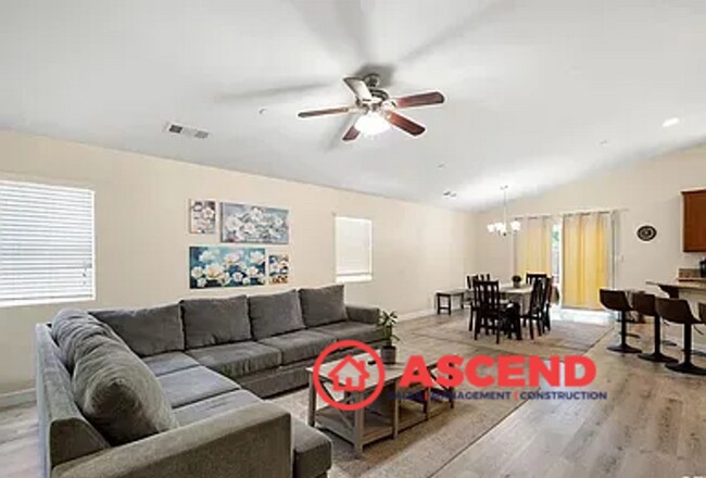Foto del edificio - Lovely 4 Bedroom Home in Campus Park Area!