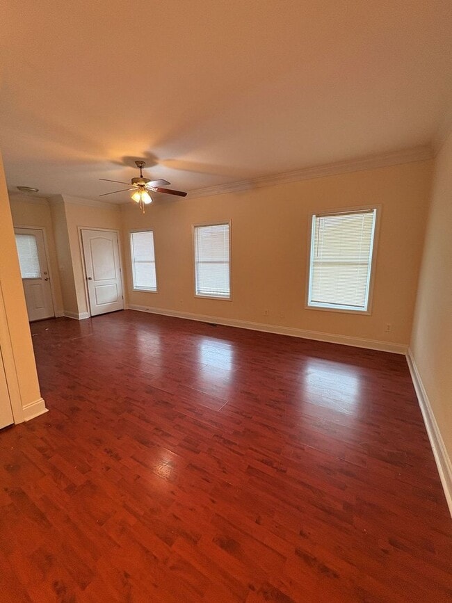 Photo - 5 bed, 4 bath townhome WALKING DISTANCE to Downtown & UGA campus!