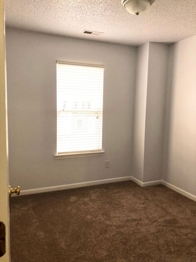 Foto del edificio - Beautiful Single Family Home | 3 BR/2.5BA |Open Layout + Prime Location