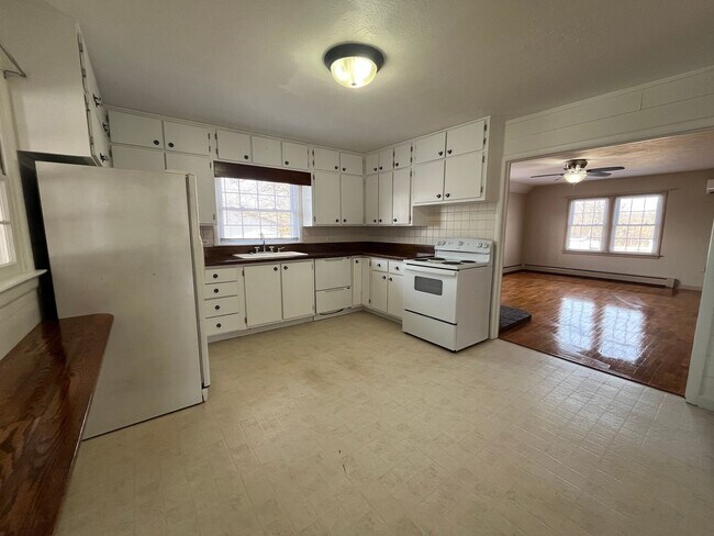 Foto del edificio - 5-Bedroom Farmhouse North of Middlebury in Middlebury School District