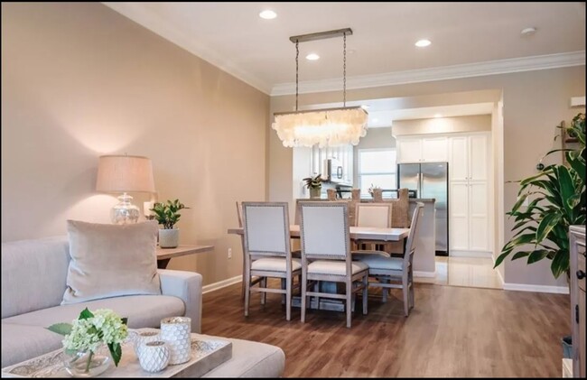 The dining room, complete with an elegant lighting fixture - 5429 Strand