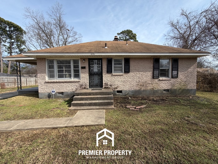 Charming 3BR Home w/ Hardwood Floors & Fenced Backyard in East Memphis - Charming 3BR Home w/ Hardwood Floors & Fenced Backyard in East Memphis