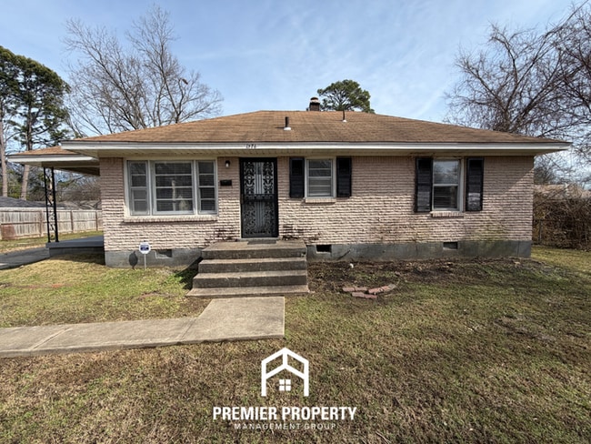 Charming 3BR Home w/ Hardwood Floors & Fenced Backyard in East Memphis - Charming 3BR Home w/ Hardwood Floors & Fenced Backyard in East Memphis