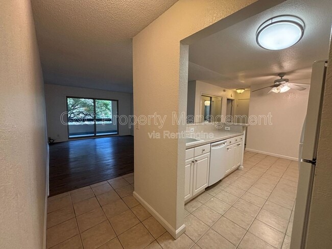 Building Photo - 466 Crescent St