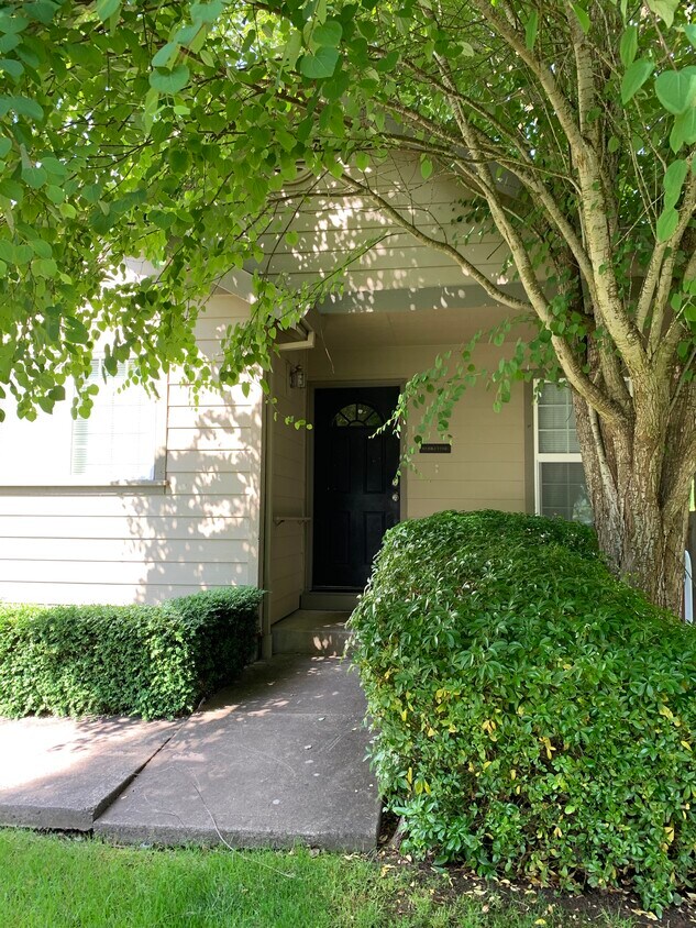 1763 NW Yohn Ranch Drive, McMinnville, OR 97128 Townhome Rentals in