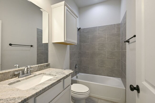 Building Photo - Immediate Move in 3 Bedroom, 2 Bathroom Home with 2 Car Garage