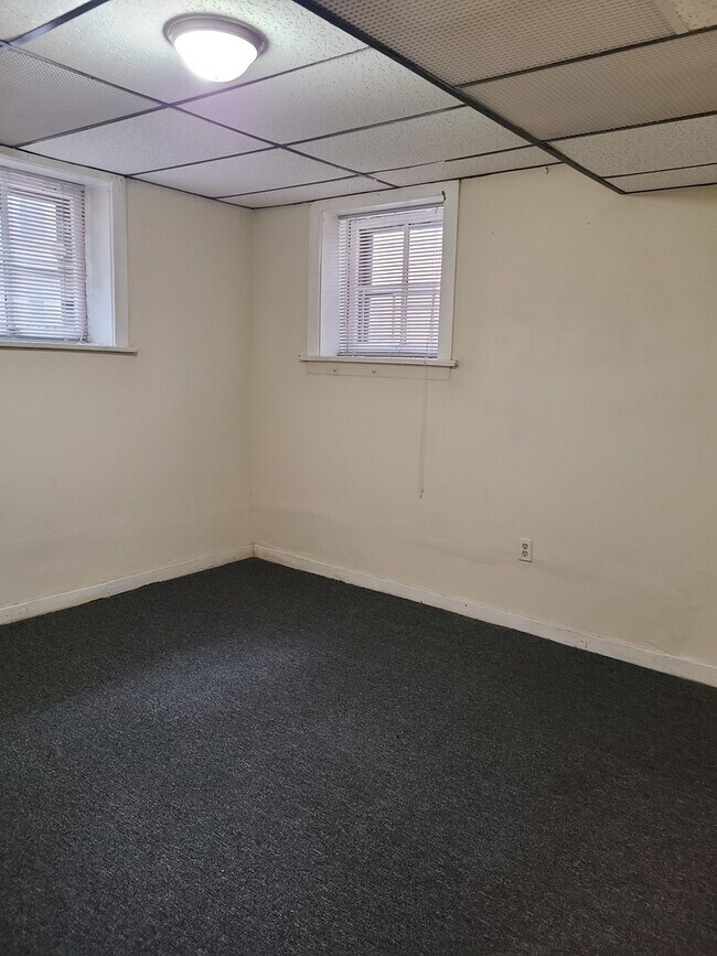 Building Photo - 4025 N Clarendon Ave